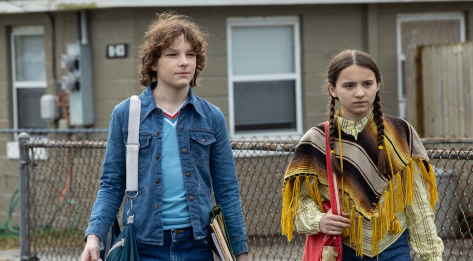 Finney Shaw (Mason Thames) und Gwen Shaw (Madeleine McGraw) auf dem Heimweg im Film The Black Phone