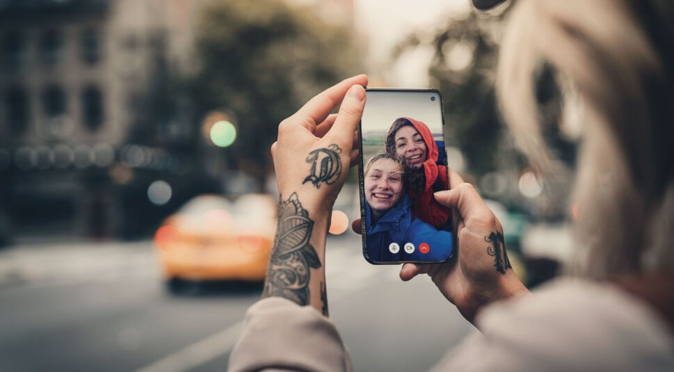 Eine Frau führt ein Videotelefonat