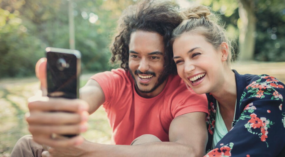 Zwei Personen schauen auf ein Smartphone