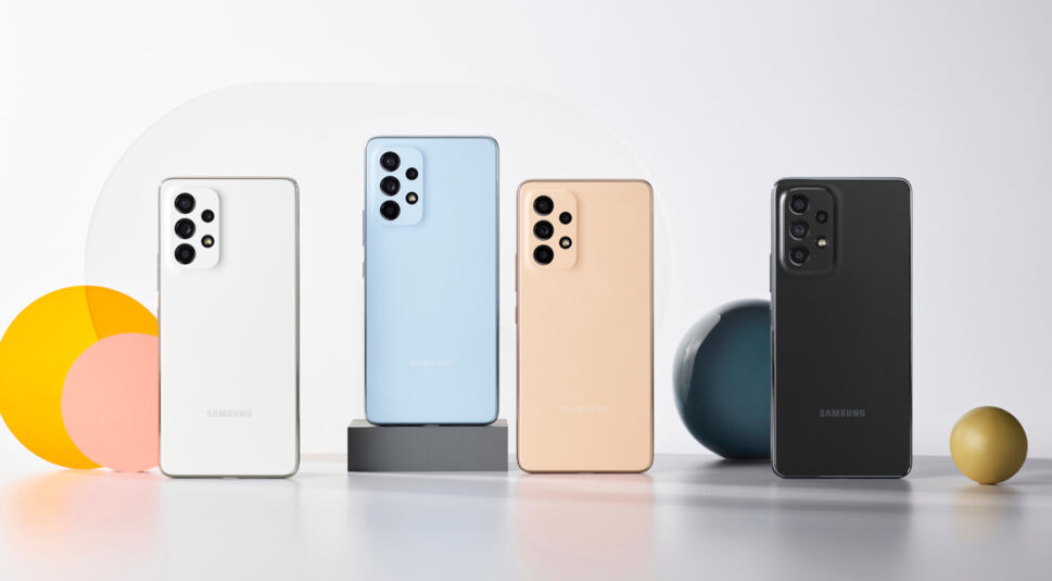 Smartphone Galaxy A53 in vier Farben nebeneinander vor weißem Hintergrund