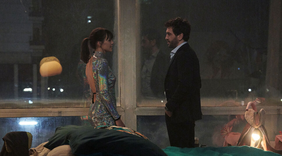 Marvin (Elyas M'Barek) und Frieda (Lucie Heinze) kommen sich näher im Film Liebesdings