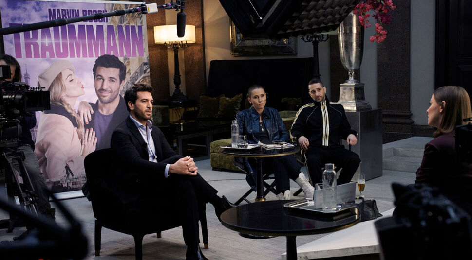 Marvin (Elyas M'Barek) im Interview mit Boulevardjournalistin Bettina Bamberger (Alexandra Maria Lara) im Film Liebesdings