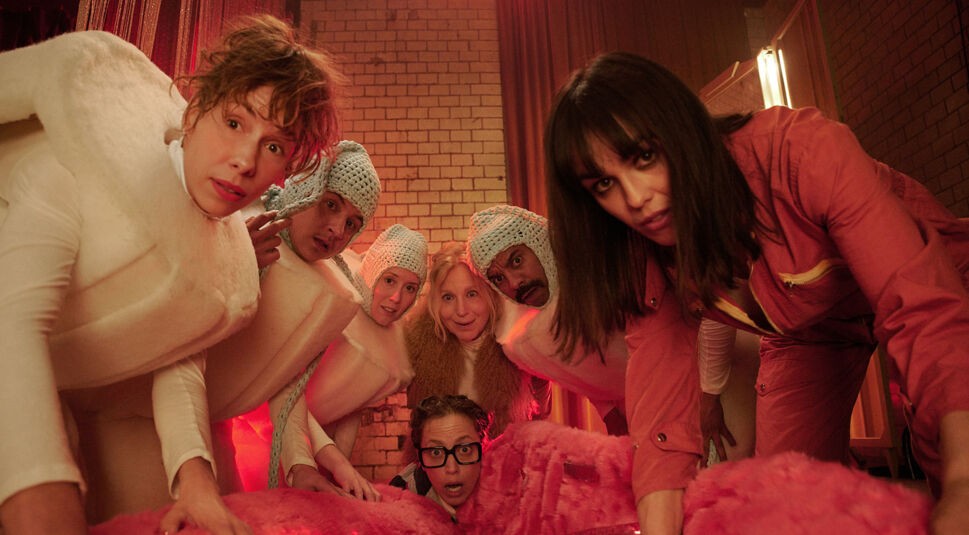 Das Ensemble vom Theater 3000 schaut erstaunt auf den unliebsamen Besucher