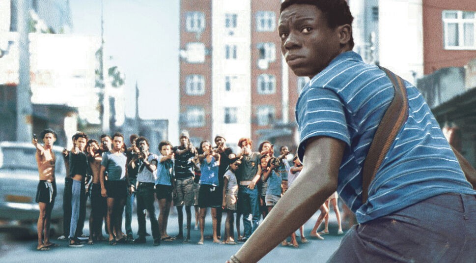 Eine Gruppe bewaffneter Jugendlicher Stellt in einer Favela