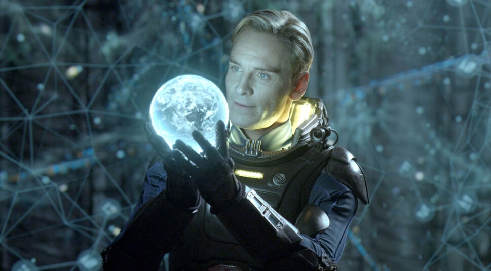 David (Michael Fassbender) schaut in einer kristallene Kugel