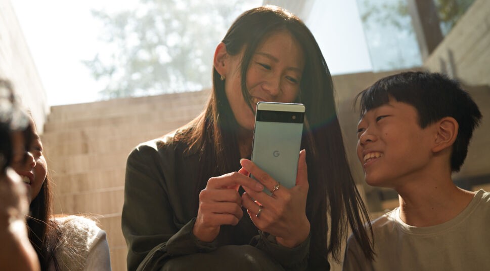 Frau mit dem neuen Google Pixel 6a in der Hand.