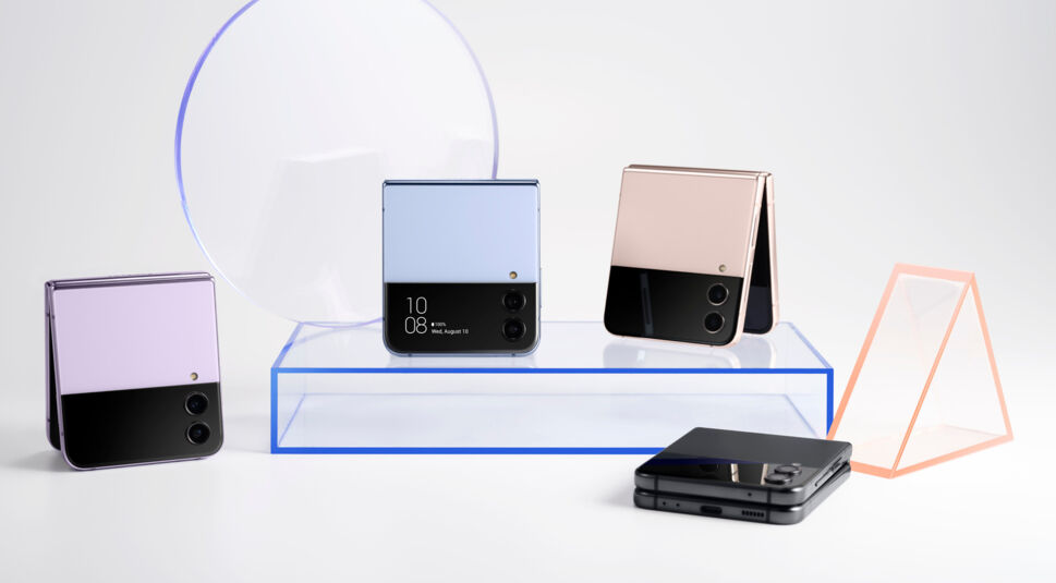 Klapp-Handy Galaxy Z Flip4 in vier Farben vor beigem Hintergrund