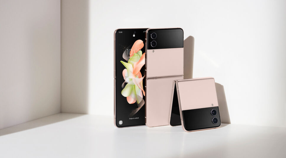 Das Galaxy Z Flip4 in auf- und zugeklapptem Zustand nebeneinander
