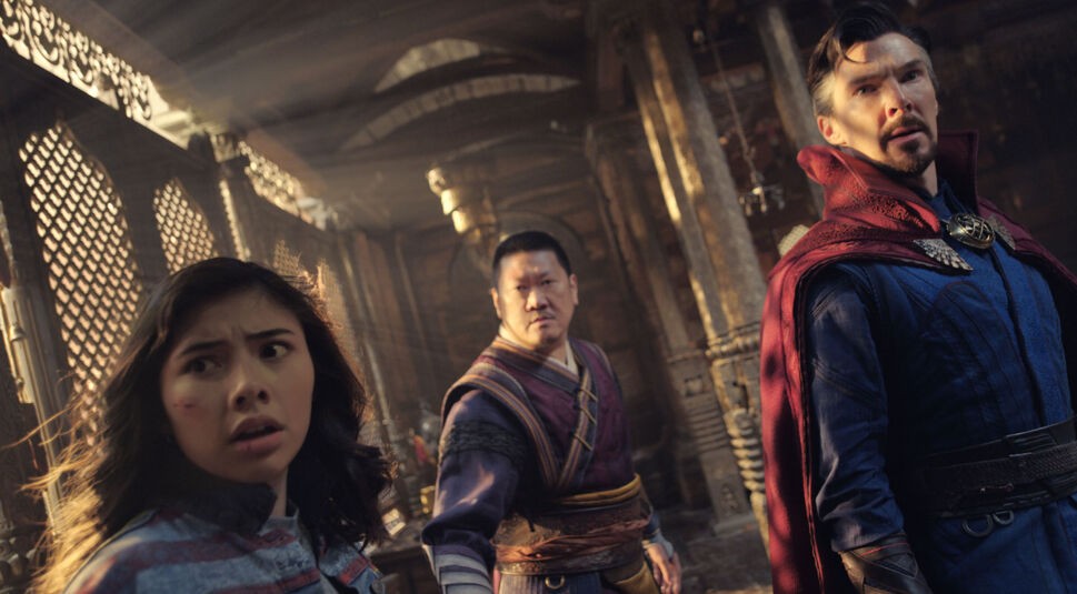 America Chavez (Xochitl Gomez) Wong (Benedict Wong) und Dr. Stephen Strange (Benedict Cumberbatch) kurz vor einem Kampf in Doctor Strange in the Multiverse of Madness