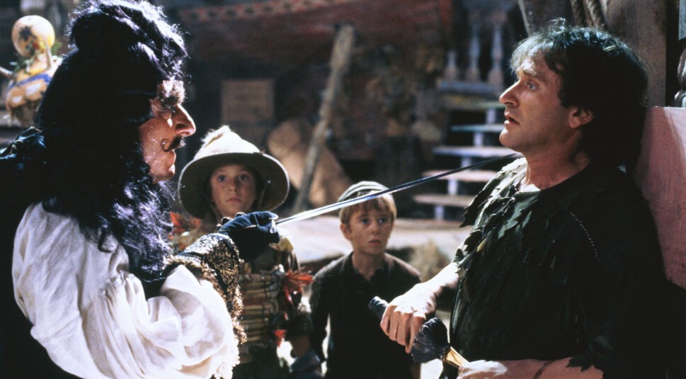Hook (Dustin Hoffman) bedroht Peter Pan vor den Augen zweier Kinder im Film Hook
