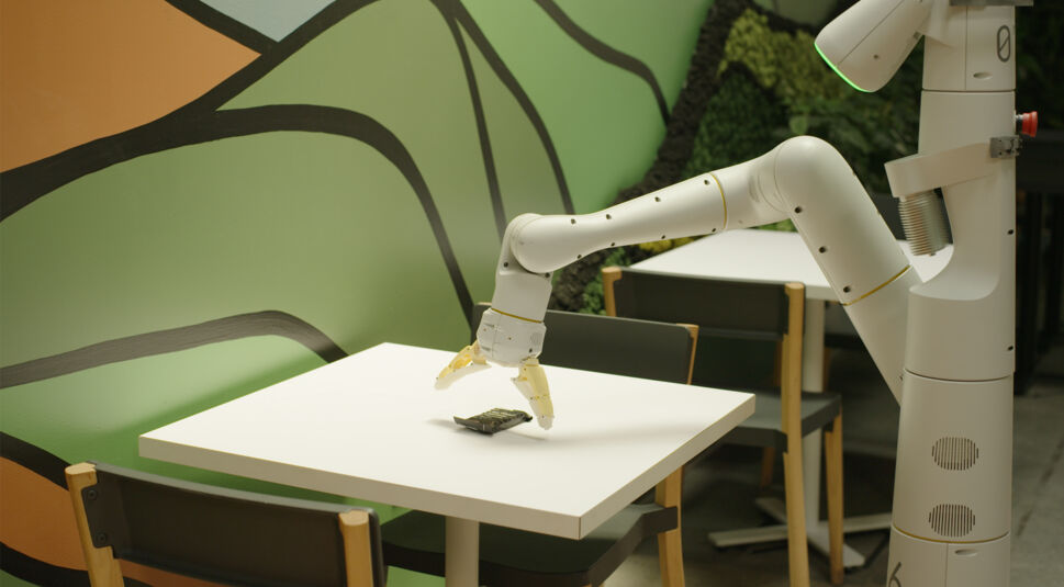 Google-Roboter hebt Snack-Tüte auf