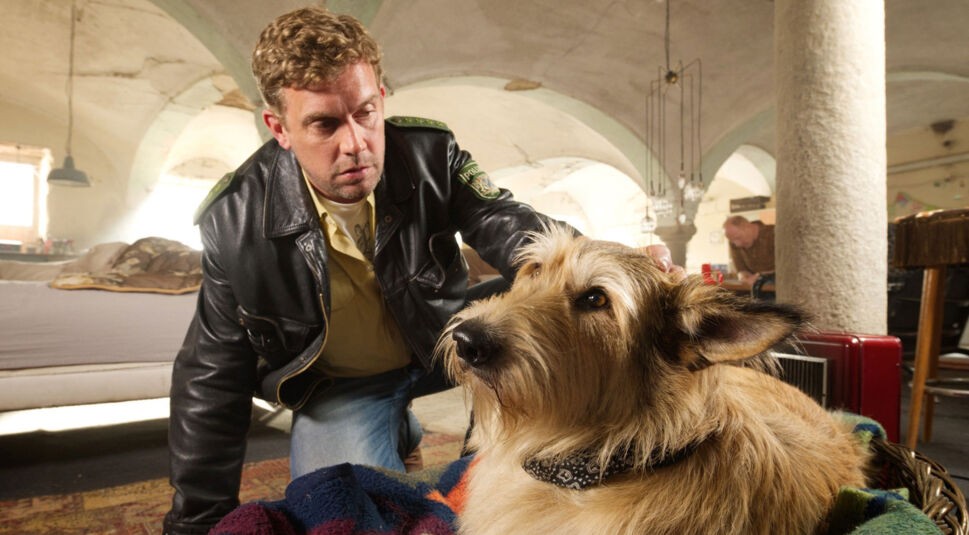 Franz Eberhofer (Sebastian Bezzel) streichelt seinen Hund in der Krimi-Komödie „Kaiserschmarrndrama“