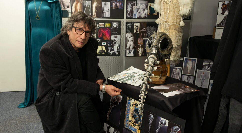 Neil Gaiman mit Requisiten aus Sandman am Set