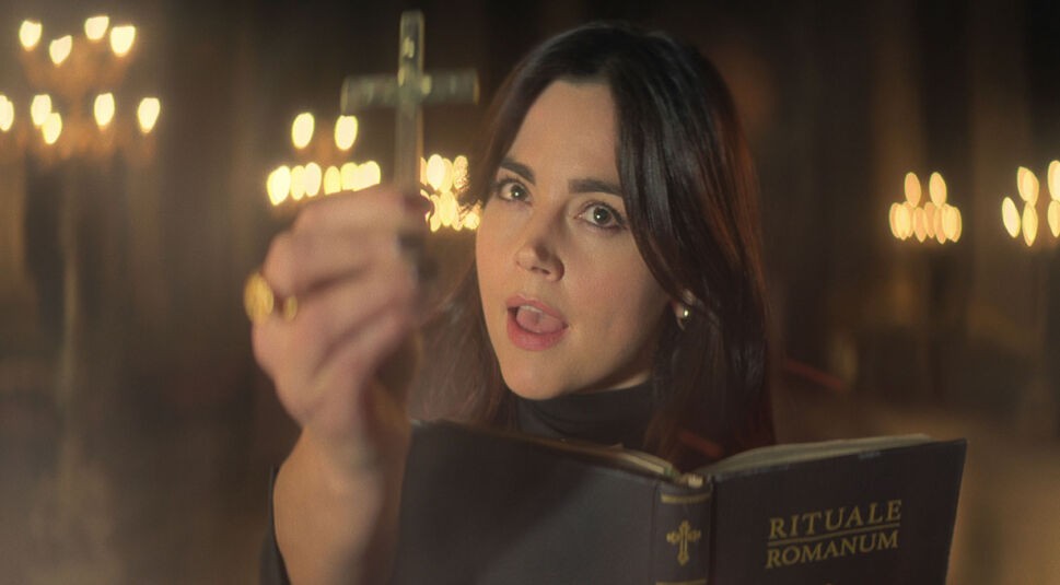 Johanna Constantine führt einen Exorzismus aus