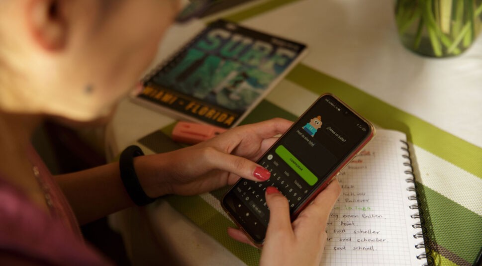 Eine Person lernt eine Sprache mit der Lern-App Duolingo