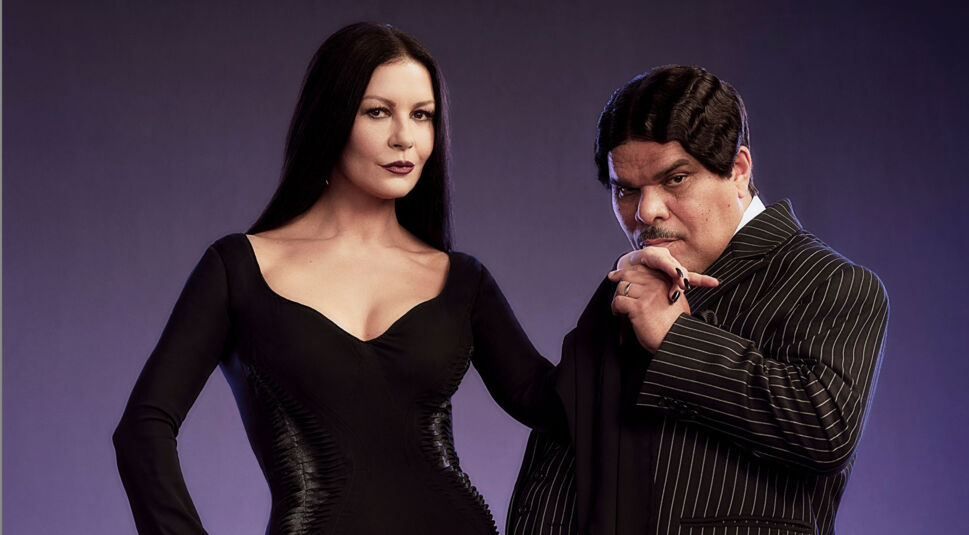 Catherine Zeta-Jones als Morticia Addams, Luis Guzmán als Gomez Addams in Wednesday