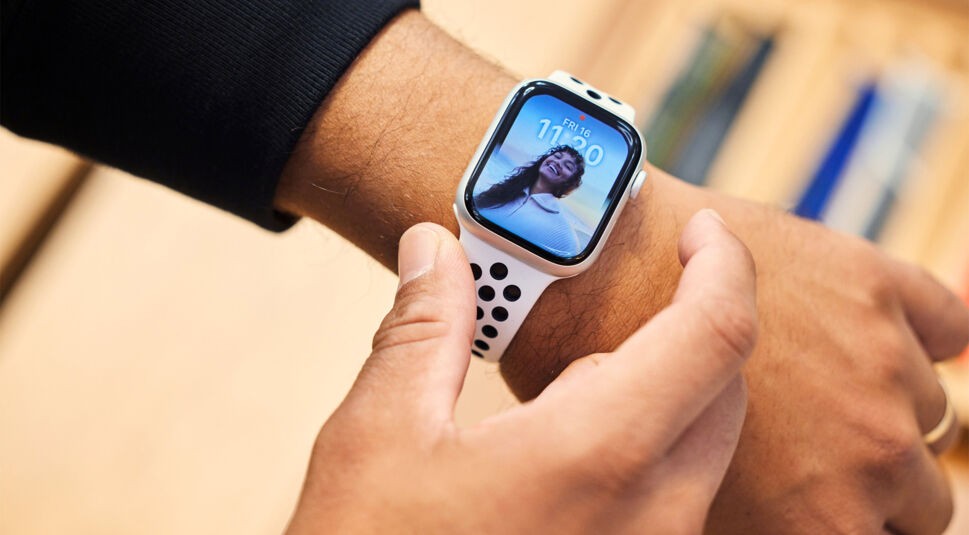 Das Bild zeigt, wie ein Mensch seine Apple Watch SE berührt