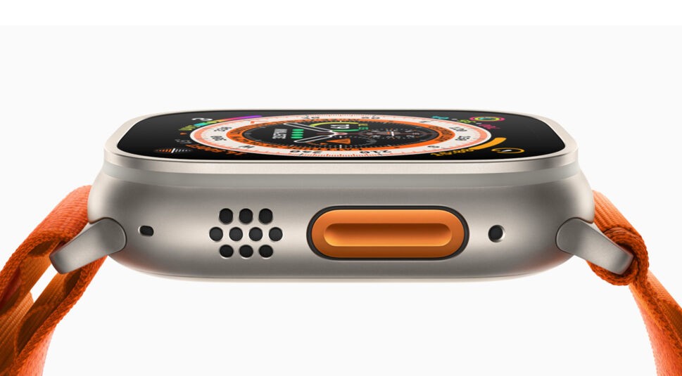 Apple Watch Ultra von der seite mit orangefarbenem Armband vor weißem Hintergrund