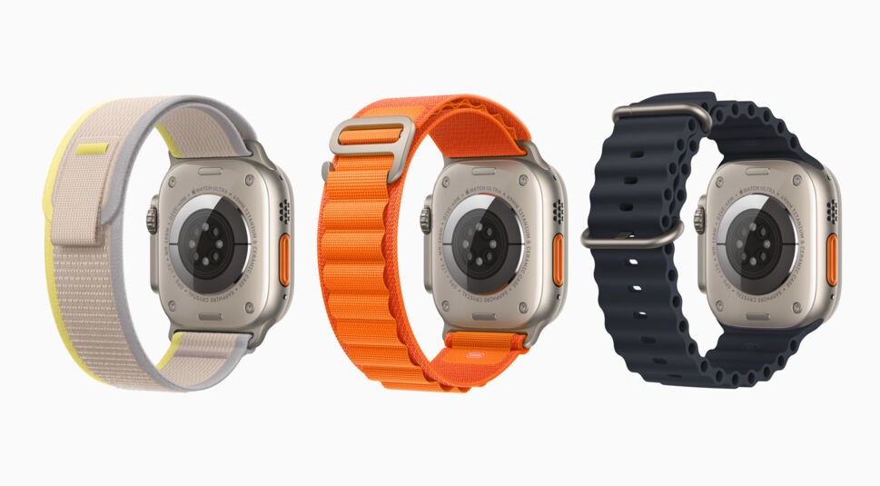 Rückseite der Apple Watch Ultra mit drei verschiedenen Armbändern vor weißem Hintergrund