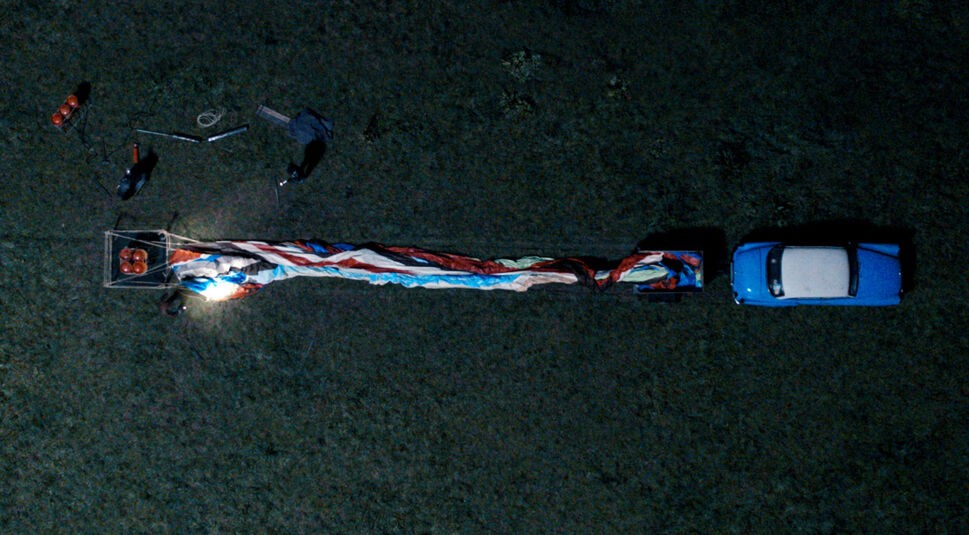 In "Ballon", den Du in unseren Film-Highlights zum Tag der Deutschen Einheit findest, wagen zwei Familien die Flucht aus der DDR mit einem Heißluftballon.