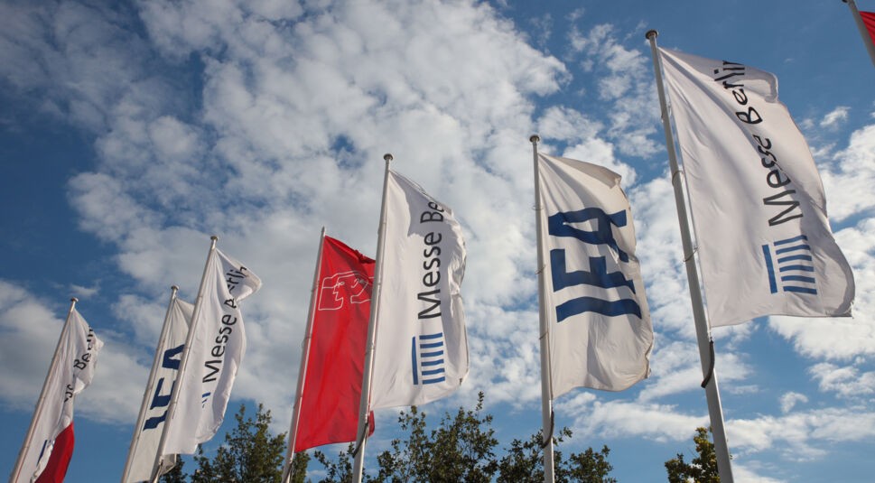IFA Flagge vor blauem Himmerl