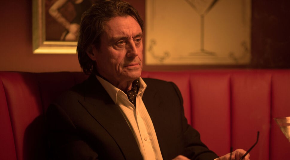 Winston (Ian McShane) sitzt in einer Cocktailbar