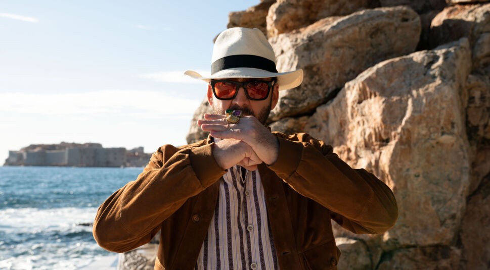 Nicolas Cage begrüßt einen Fan