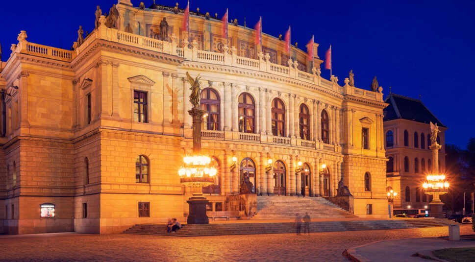 Der Konzertsaal Rudolfinum in Prag am Abend