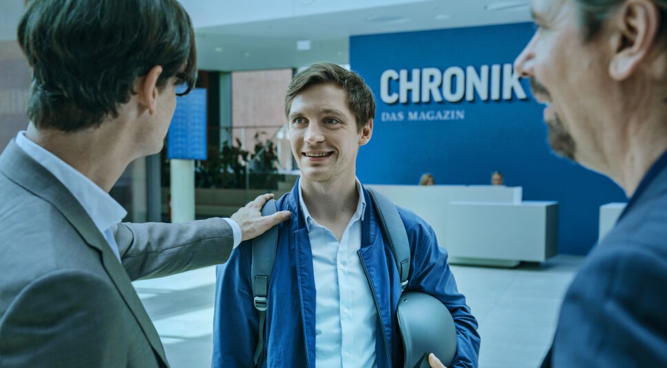 Jonas Nay als Lars Bogenius beim Magazin Chronik