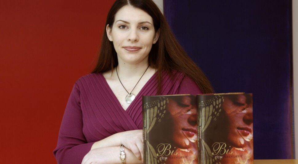Stephenie Meyer präsentiert das Buch "Bis(s) zum Abendrot" vor neutralem Hintergrund