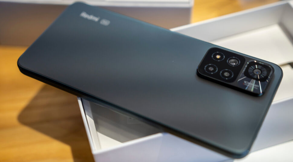 Smartphone Xiaomi Redmi Note 11 Pro in Dunkelgrau in einem Ladengeschäft