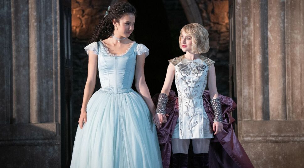 Sofia Wylie und Sophia Anne Caruso in The School for Good and Evil