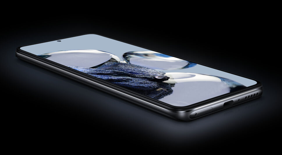 Smartphone Xiaomi 12T Pro von schräg oben vor dunklem Hintergrund