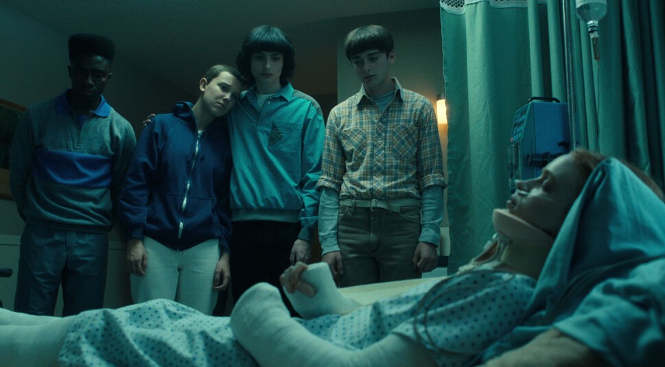 Max liegt im Koma und ihre Freunde stehen am Bett