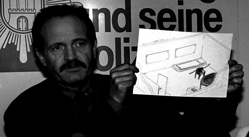 Das Bild zeigt den Sprecher der Polizei Hamburg 1996 bei einer Pressekonferenz