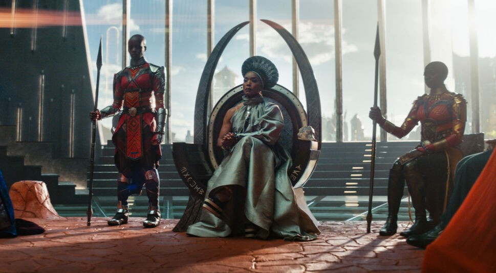 Königin Ramonda wird von Kriegerinnen flankiert