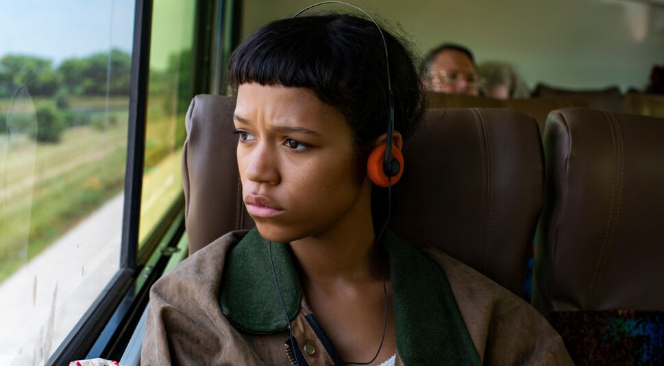 Maren sitzt in einem Fernbus und schaut aus dem Fenster im Film Bones and All