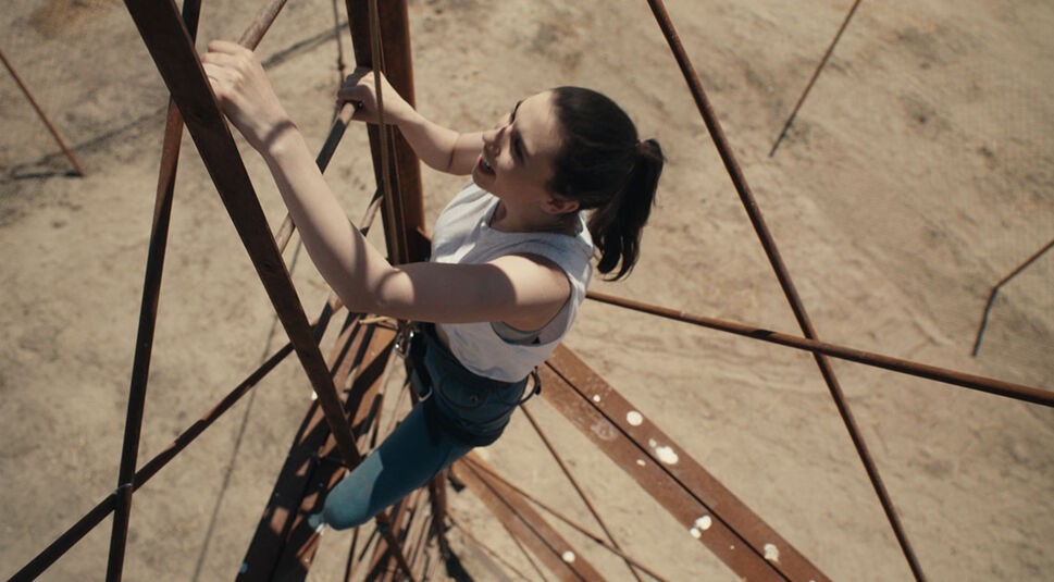 Becky klettert den Turm hoch