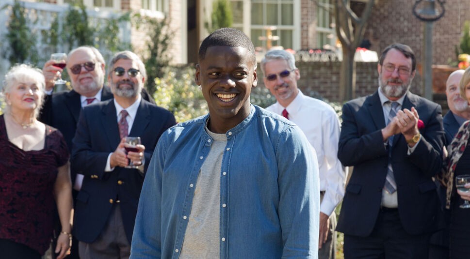 Chris (Daniel Kaluuya) wird bei einer Familienpart von anderen Gästen umringt