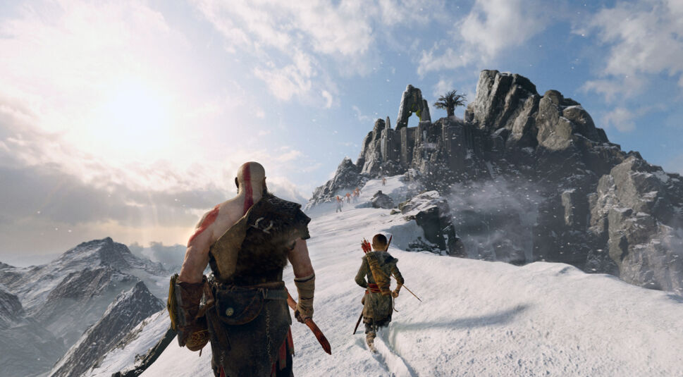 Kratos und Atreus laufen durch Schnee am Gipfel eines Berges