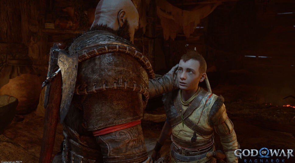 Kratos schaut seinen Sohn Atreus an in God of War Ragnarök