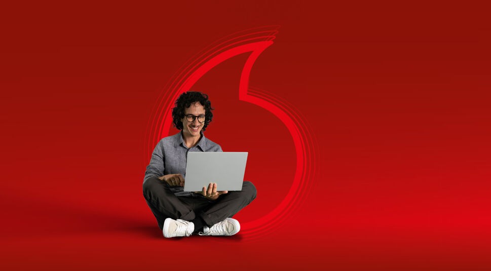 Mann sitzt auf dem Boden im Schneidersitz