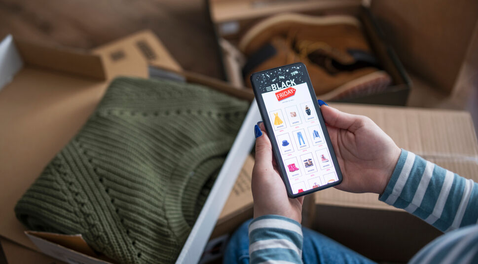 Frau shoppt am Handy