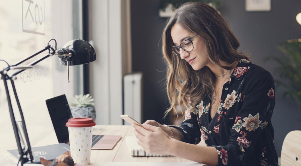 Eine Frau prüft eine unbekannte Rufnummer im Internet gegen