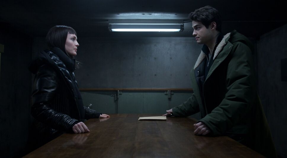 Laura Haddock und Noah Centineo in The Recruit