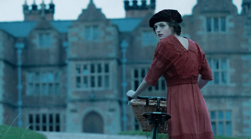 Emma Corrin in Lady Chatterleys Liebhaber