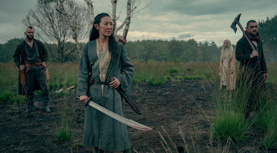 Ende erklärt und Staffel 2: Michelle Yeoh und Laurence O'Fuarain in The Witcher: Blood Origin