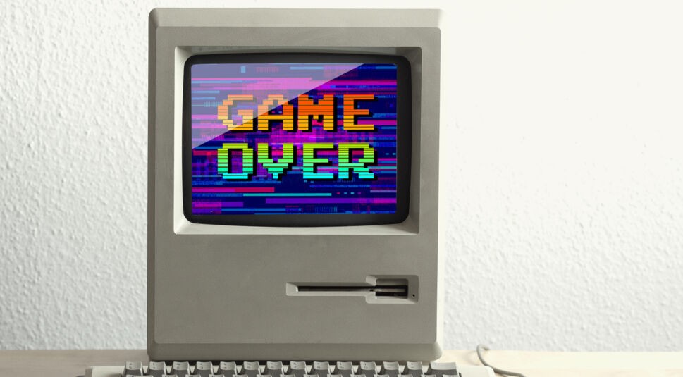 Ein alter PC zeigt Game Over an