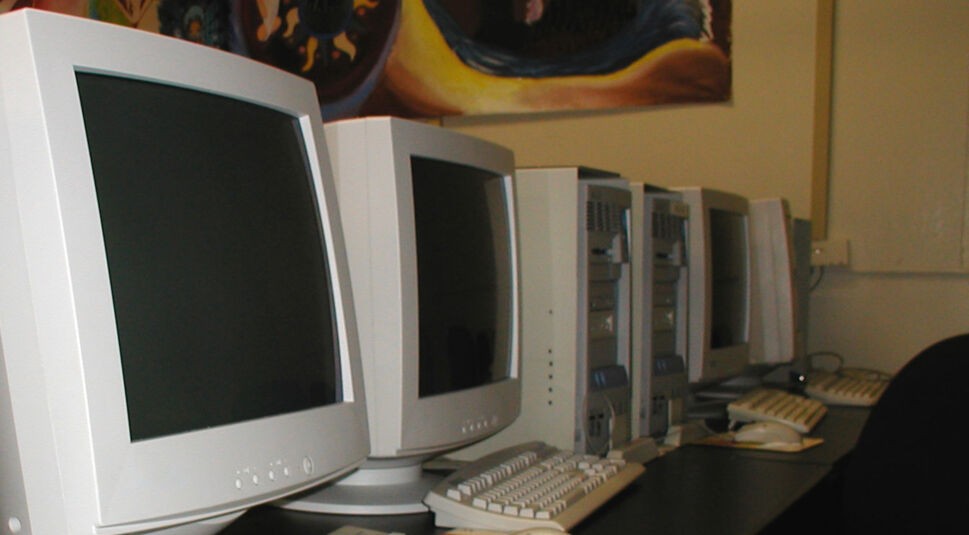 LAN Party mit mehreren Rechnern an einem Tisch