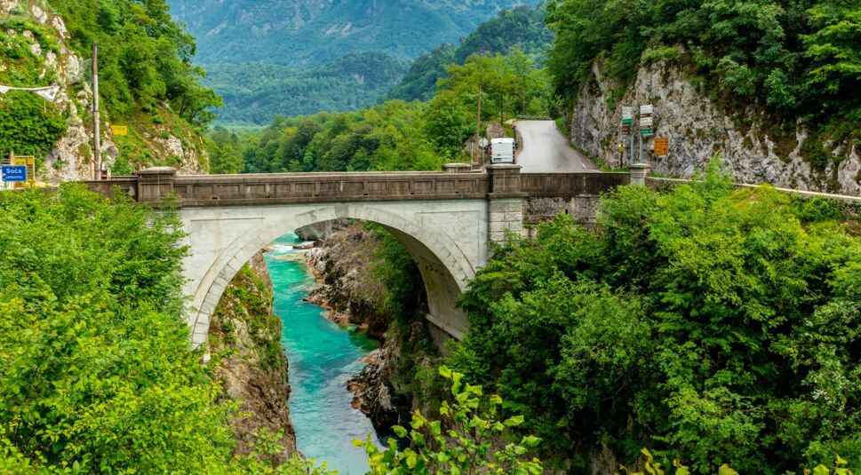 Eine historische Brücke in Europa.